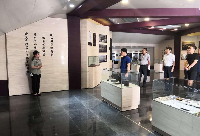 省农发办祭扫烈士墓